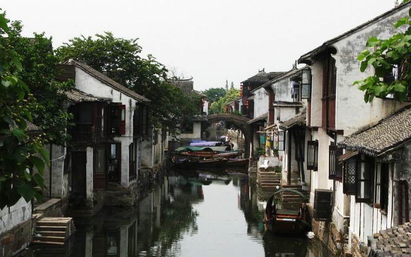 逃离废弃的卡车场